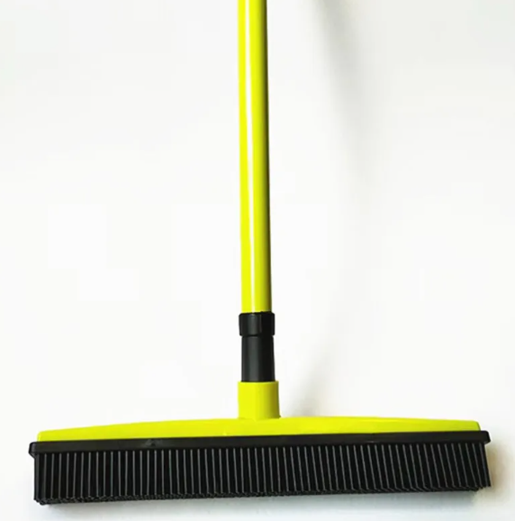 Balai aspirateur pour poils d'animaux Boutique Angenor, balai et mop pour enlever facilement les poils d'animaux sur sol.