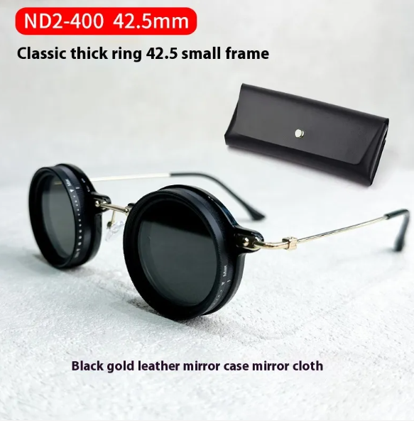 Étui pour lunettes anti-lumière de Boutique Angenor, noir, en cuir synthétique avec fermeture sécurisée pour lunettes de lecture.