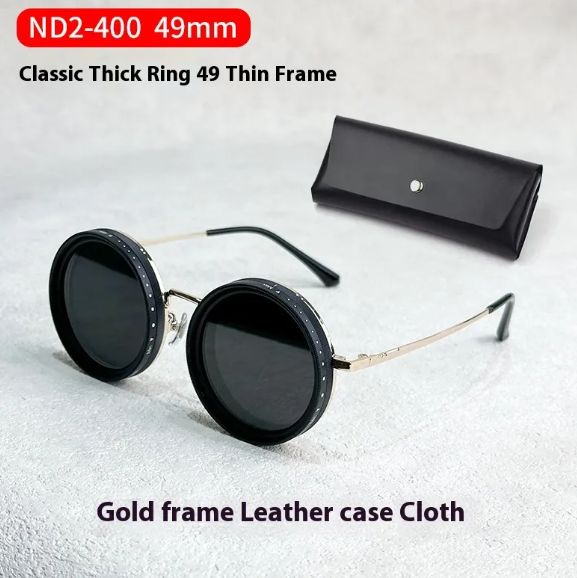Étui pour lunettes anti-lumière de la marque Boutique Angenor, en tissu noir avec fermeture éclair.