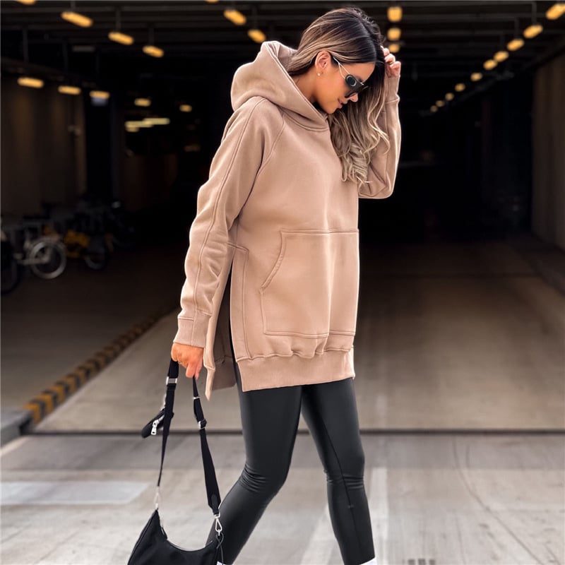 Sweat à capuche pour femmes en couleur unie, style dépareillé, par Boutique Angenor, porté avec manches longues et capuche.