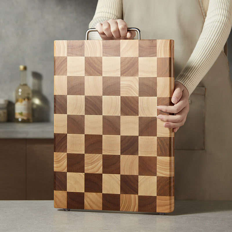 Planche à découper en acacia Mango de la marque Boutique Angenor, surface en bois naturel avec poignée intégrée.