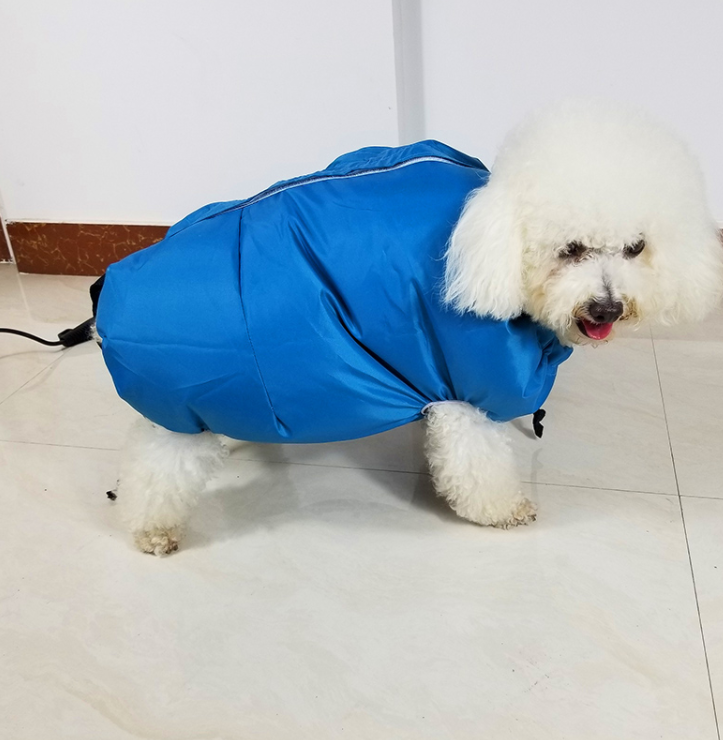 Boîte de séchage pour animaux, sèche-cheveux et sac de séchage de la marque Boutique Angenor, avec animal en cours de séchage.