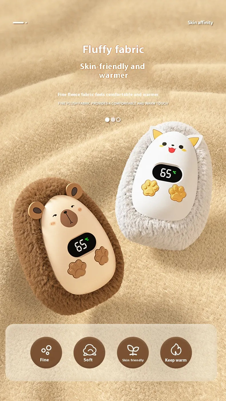 Poignée chauffante portable rechargeable de la marque Boutique Angenor, montrée en utilisation dans un environnement froid.