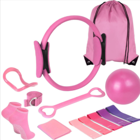 Ensemble de yoga et pilates de 13 pièces de la marque Boutique Angenor, tapis, blocs et accessoires pour exercices.