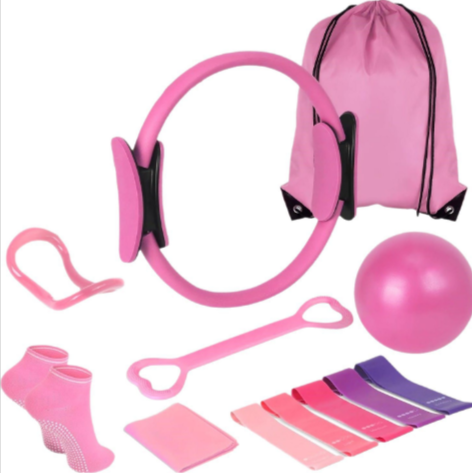 Ensemble de yoga et pilates 13 pièces de Boutique Angenor, comprenant tapis, blocs et accessoires pour exercices de fitness.