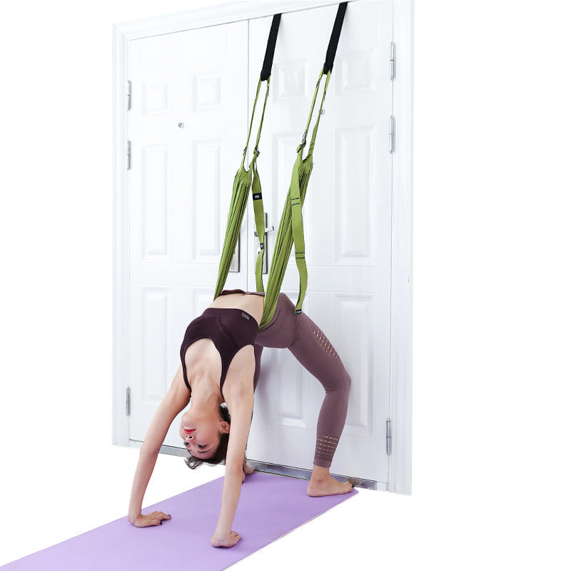 Sangle de yoga pour étirement et flexibilité, fabriquée par Boutique Angenor, montrant une personne utilisant la sangle pour s'étirer.