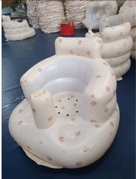 Chaise gonflable pour bébé de Boutique Angenor, idéale pour repas et bain, en tissu coloré avec appui dorsal et sécurité intégrée