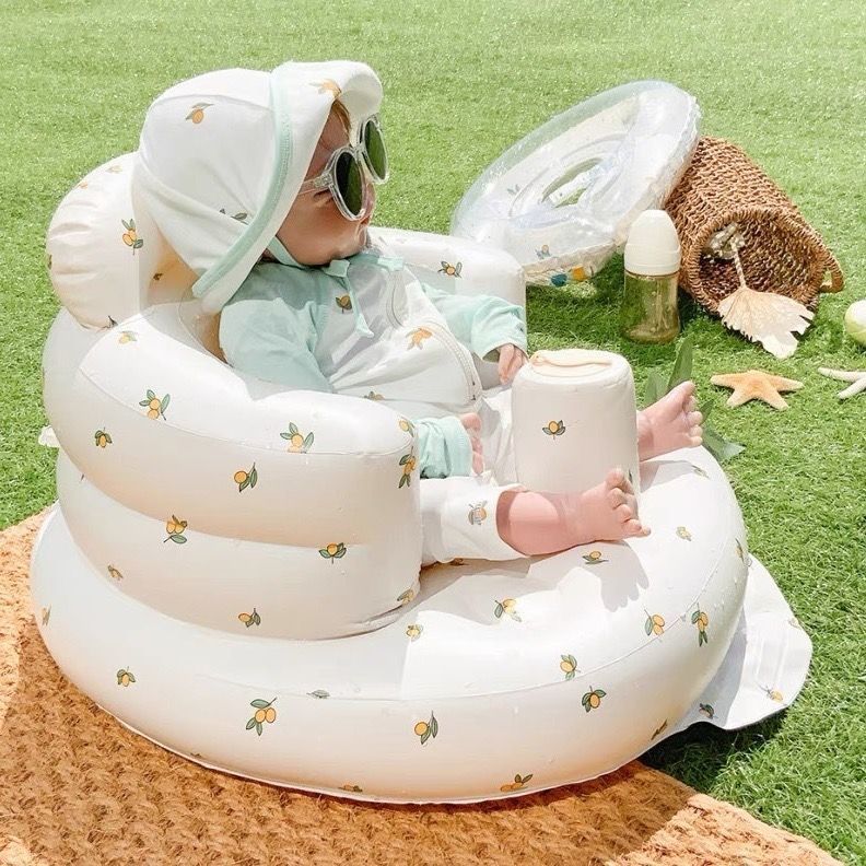 Chaise gonflable pour bébé de Boutique Angenor, idéale pour repas et bain, avec siège rembourré et design sécurisé.