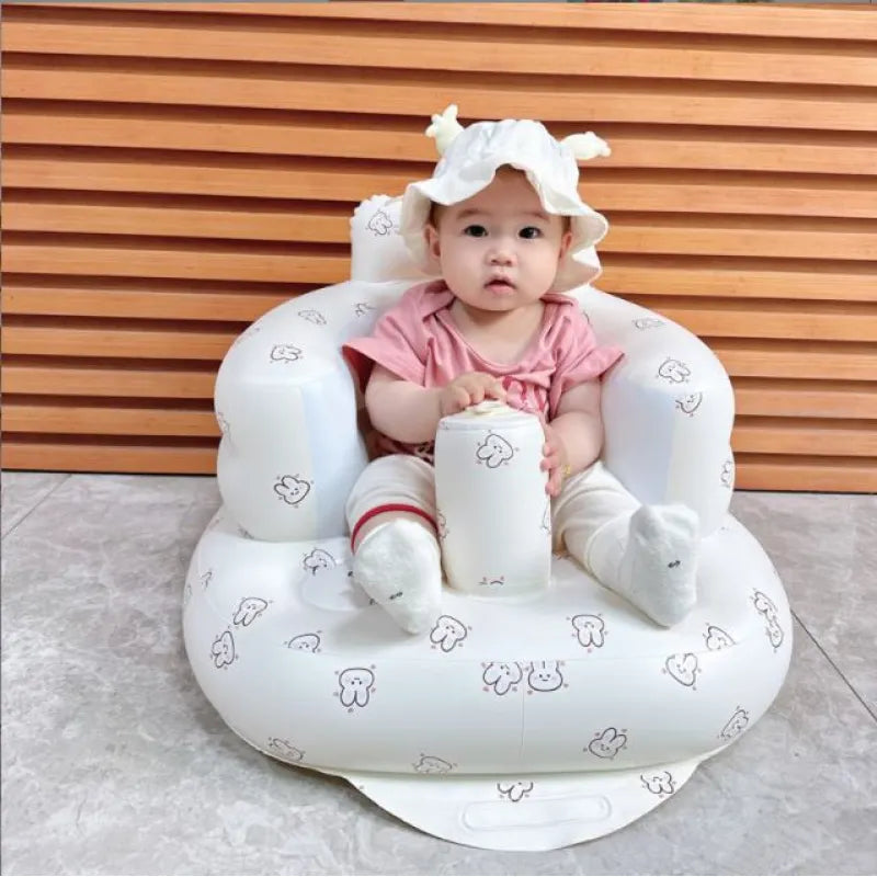 Chaise gonflable pour bébé de Boutique Angenor, idéale pour repas et bain, avec un siège sécurisé et confortable.