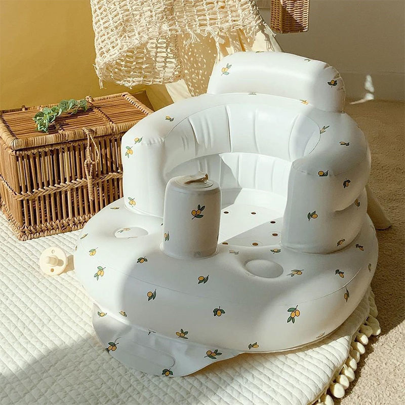 Chaise gonflable pour bébé de Boutique Angenor, idéale pour repas et bain, avec coussin rembourré et design coloré.