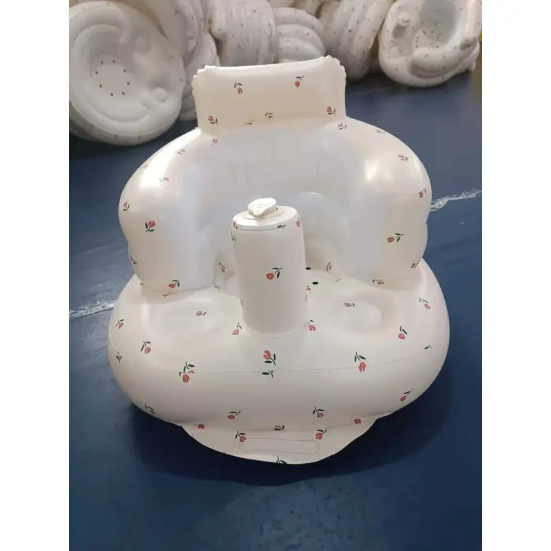 Chaise gonflable pour bébé de Boutique Angenor, idéale pour repas et bain, en matériau coloré et confortable.