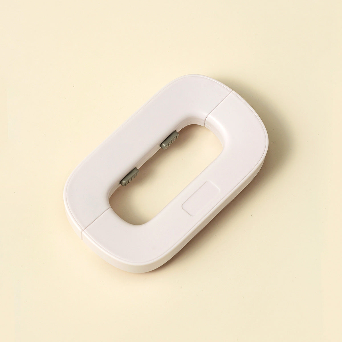 Verrou de sécurité pour réfrigérateur et placard Boutique Angenor, en plastique, avec câble pour prévenir l'ouverture accidentelle.