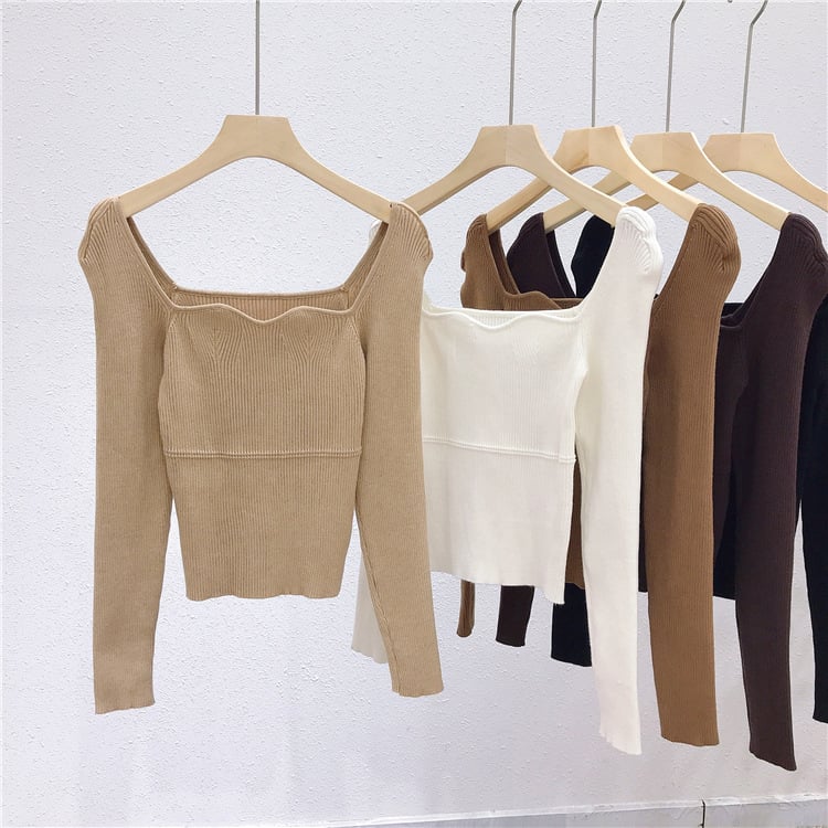 Pull-over ajusté style rétro Wave Neck de Boutique Angenor en maille sexy, coupe slim, parfait pour un look tendance.