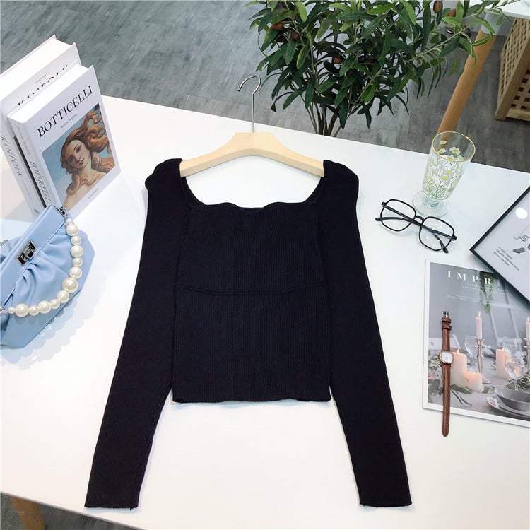 Pull-over sexy en maille fine style rétro Wave Neck de Boutique Angenor, pull élégant et ajusté.