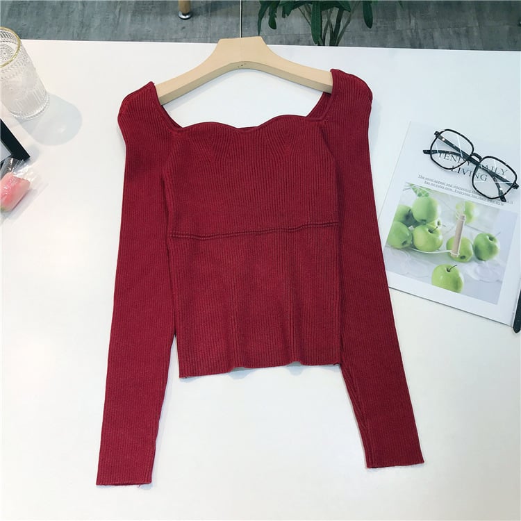 Pull en maille sexy style rétro Wave Neck de Boutique Angenor, coupe slim et design tendance pour un look rétro moderne.