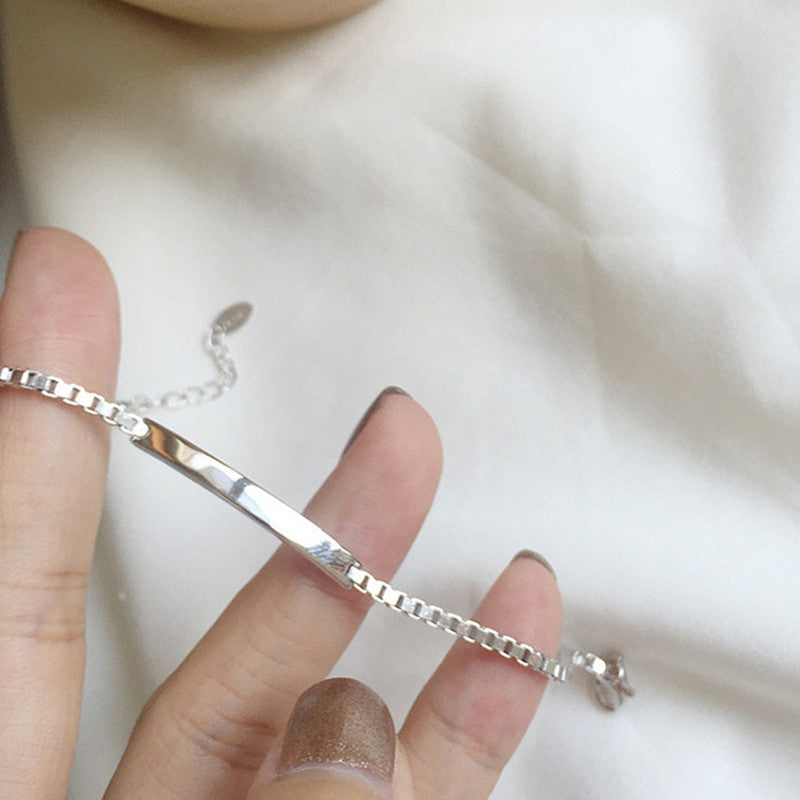 Bracelet en argent 925 pour femmes, chaîne minimaliste en boîte, design élégant et simple, porté au poignet.