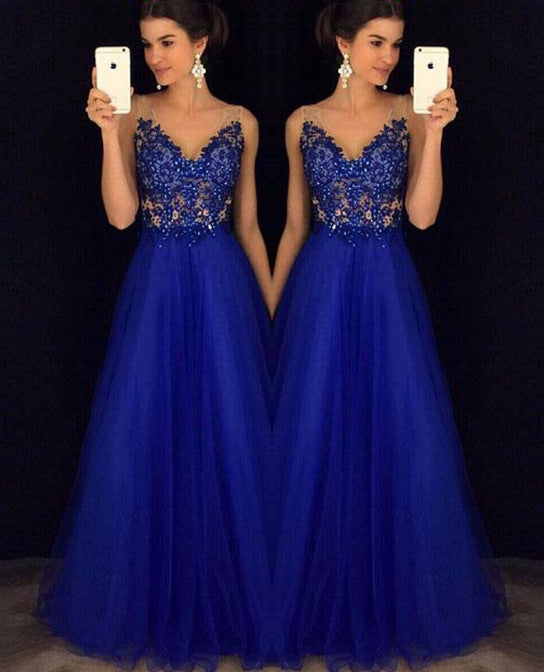 Robe longue élégante bleue de mariage, vêtement de cérémonie sophistiqué, portée par une femme lors d'une occasion spéciale.