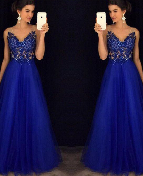 Robe longue élégante bleue de mariage, en tissu fluide, portée par une mannequin lors d'une séance photo.