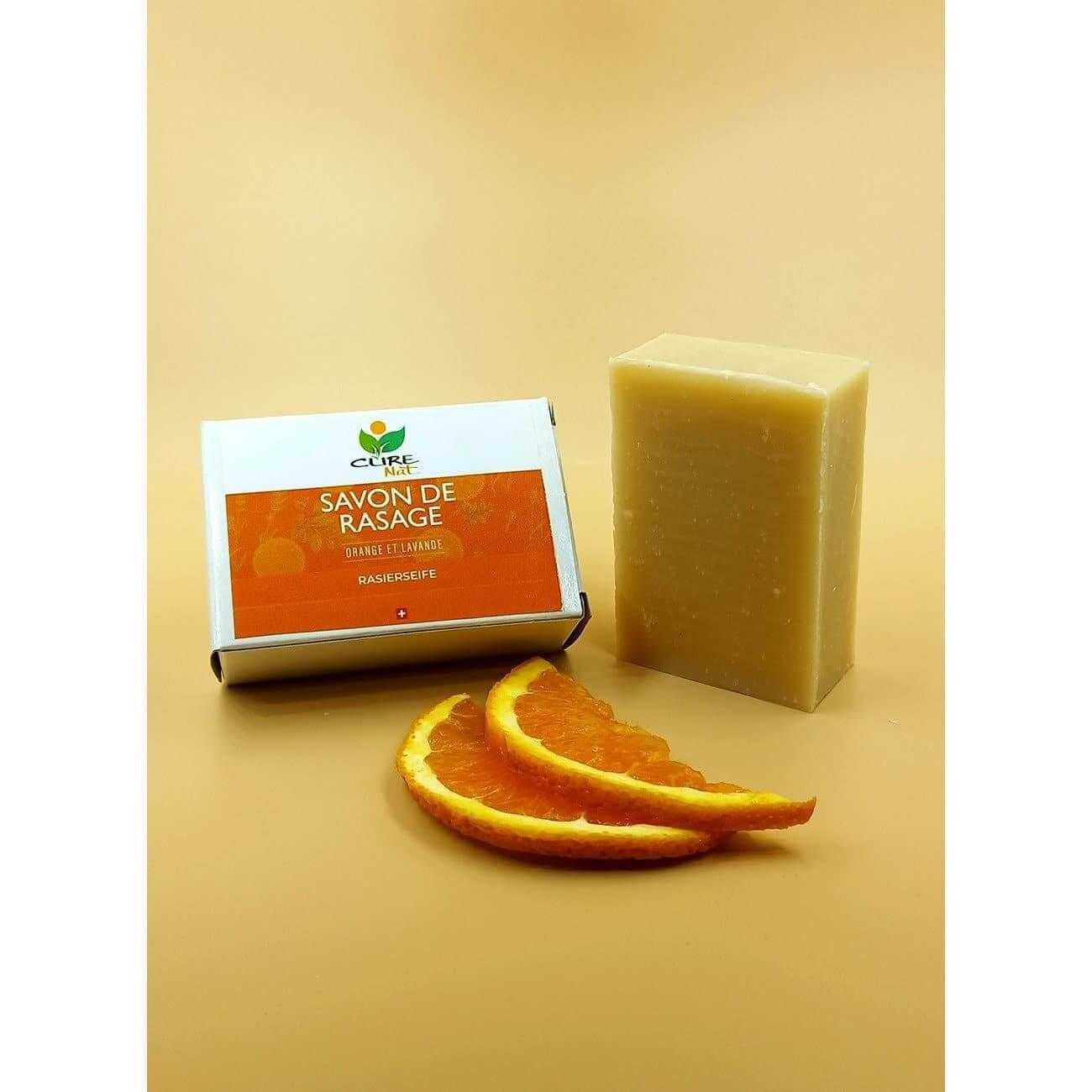 Savon de rasage CureNat, texture crémeuse et naturelle, prêt à mousser pour un rasage doux et efficace.