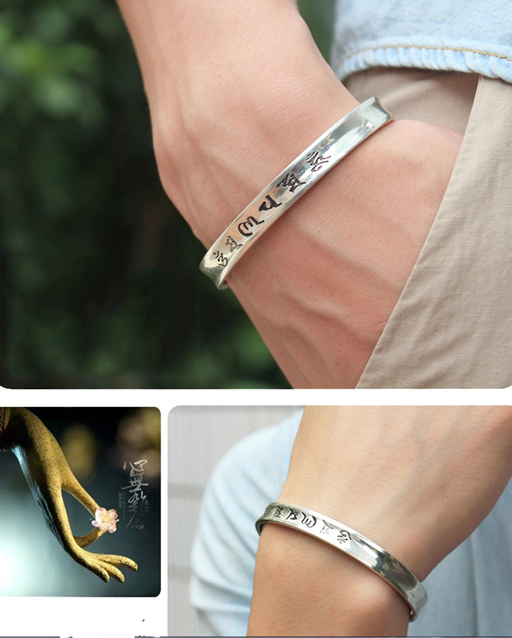 Bracelet en argent plaqué avec un mantra de six caractères, bracelet élégant avec inscription visible en détail.