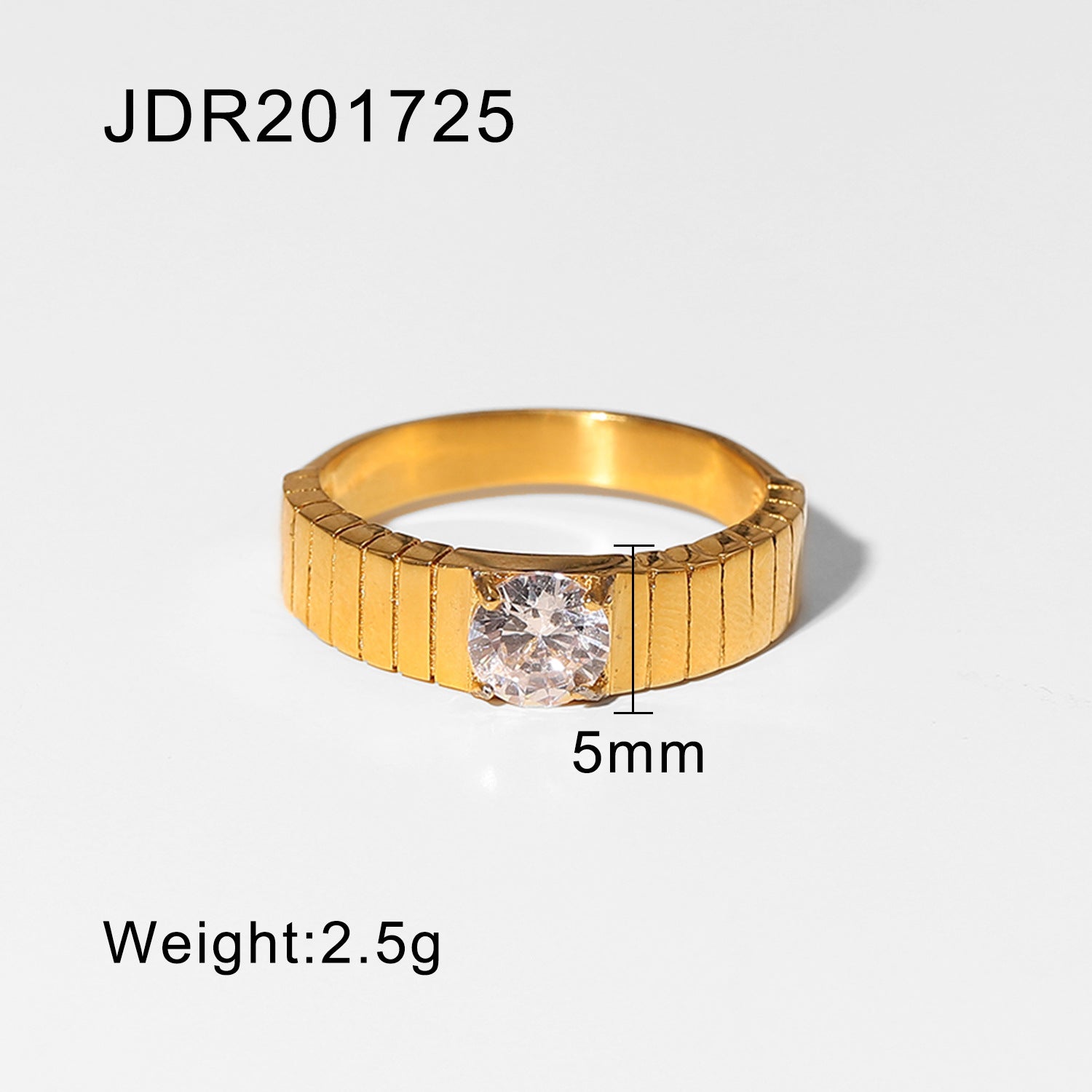 Bague en acier titane plaqué or 18 carats, élégante et brillante, portée sur un doigt avec fond neutre.