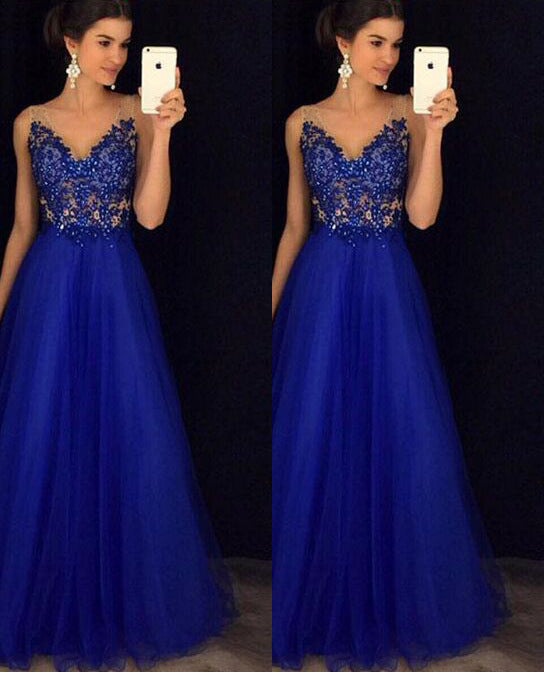 Robe longue élégante de mariage bleue, marque MARKET DE PRODUITS DE BEAUTÉ & SANTÉ, portée sur mannequin, détails en tissu fluide
