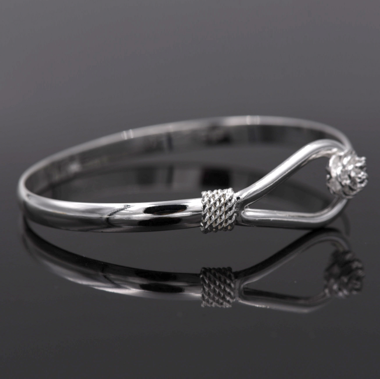 Bracelet en argent 925 plaqué de fleurs de cerisier, bijou délicat avec motifs floraux.