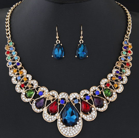 Ensemble de collier et boucles d'oreilles en cristal coloré de luxe, brillant et élégant, présenté par MARKET DE PRODUITS DE BEAUTÉ & SANTÉ.