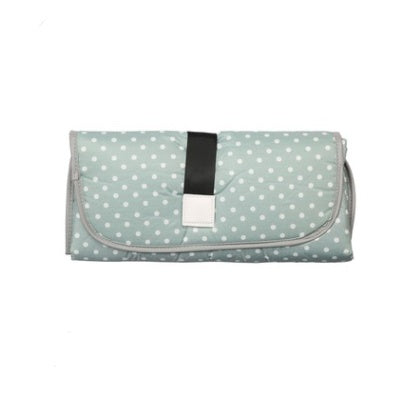 Tapis à langer portable pour bébé de la marque MARKET DE PRODUITS DE BEAUTÉ & SANTÉ, pratique pour changer les couches en déplacement