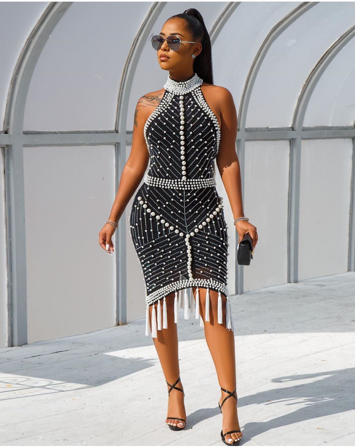 Robe sans manches noire avec franges perlées, coupe sexy et ajustée, en tricot, style robe de soirée élégante.