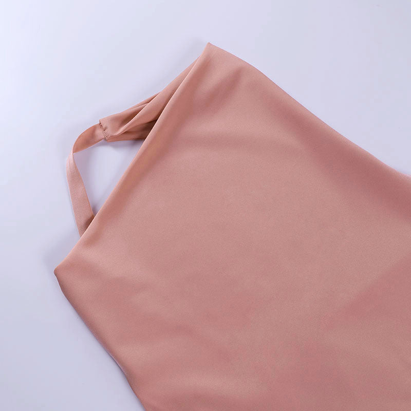 Robe de soirée en satin noire sans manches, décolleté en V et dos nu, parfaite pour l'été, de la marque MARKET DE PRODUITS DE BEAUTÉ & SANTÉ.