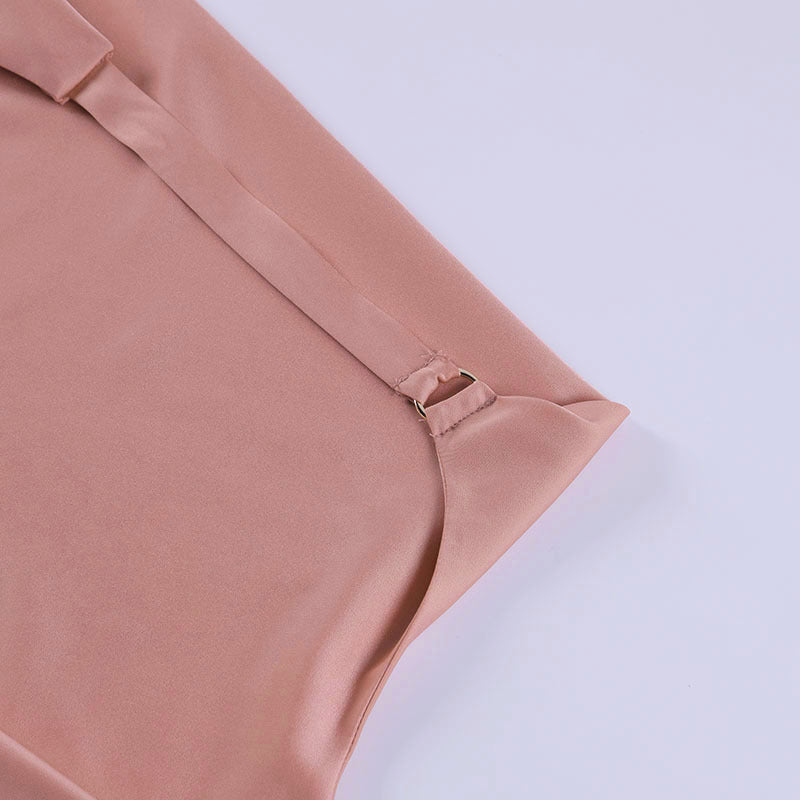 Robe de soirée en satin noire sans manches, décolleté en V, dos nu, courte, idéale pour l'été, de la marque MARKET DE PRODUITS DE BEAUTÉ & SANTÉ.