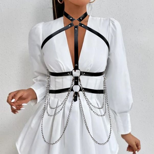 Chaîne à plusieurs couches avec col montant, ceinture Cami, strap, en métal noir, accessoire mode tendance.