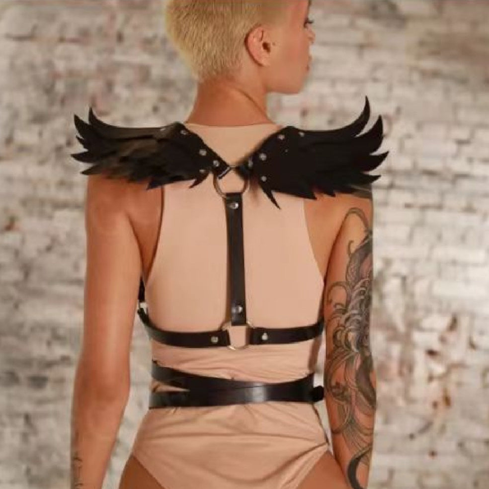 Ceinture punk à ailes noires de mode, adaptable et tendance, avec lien de fixation, pour un style audacieux et moderne.