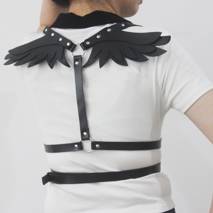 Ceinture punk à ailes noires de mode, style polyvalent, avec attaches en fil métallique, pour un look audacieux et tendance.