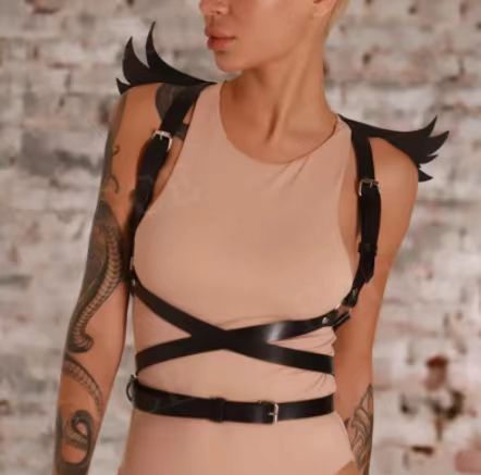 Ceinture punk noire à ailes, mode polyvalente, avec boucles de fixation, style tendance pour accessoires de mode.
