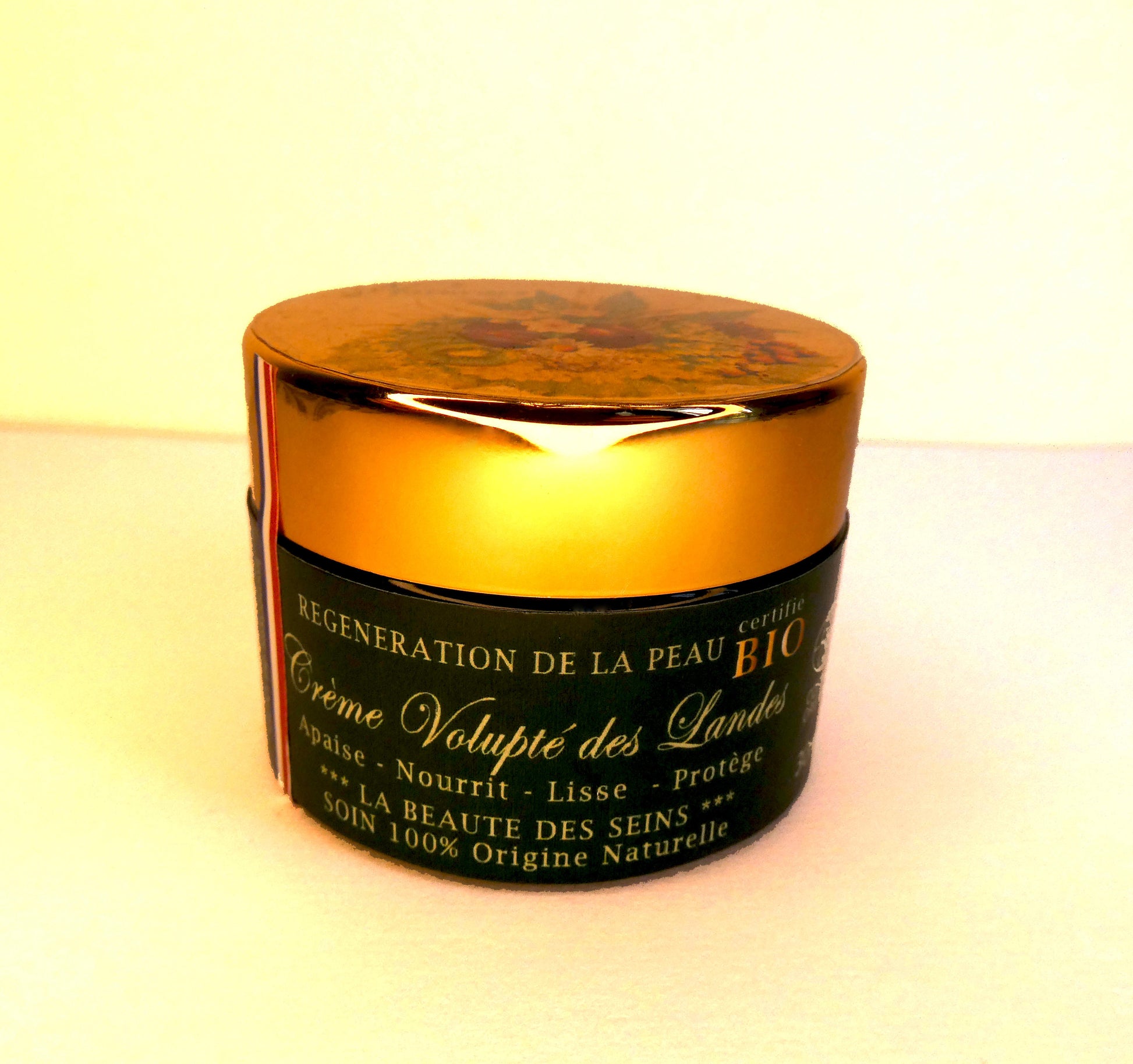Crème bio Volupte de Naturare.fr pour la peau, soin naturel pour la beauté du sein, texture douce et hydratante.