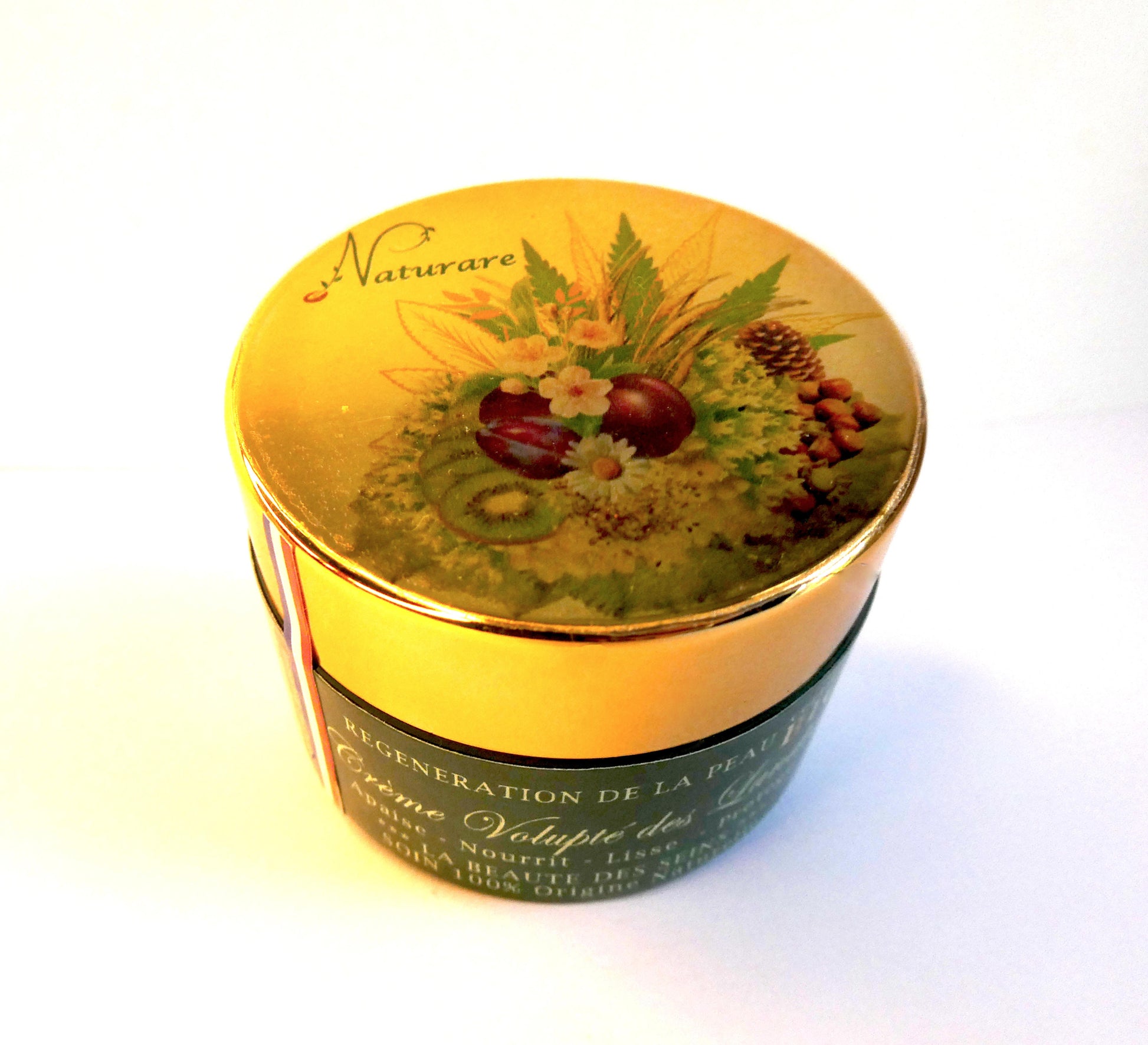 Crème naturelle bio pour la peau des seins, soin de beauté avec produits organiques de la marque Naturare.fr