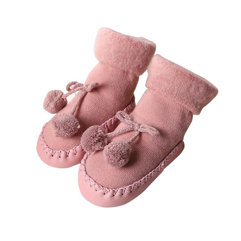 Disque démaquillant en coton 100 % de la marque Plantish pour soins du visage dans la salle de bain.