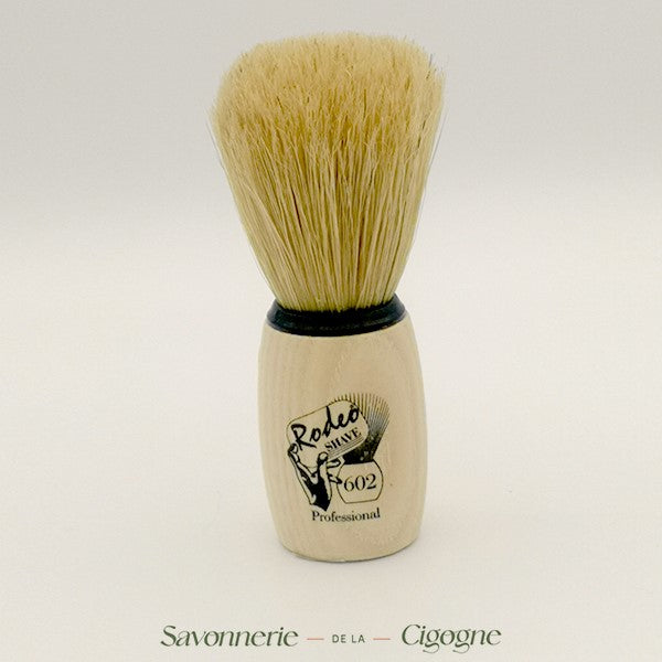 Blaireau de rasage de la Savonnerie de la Cigogne, accessoire de rasage avec poils doux et manche en bois élégant.