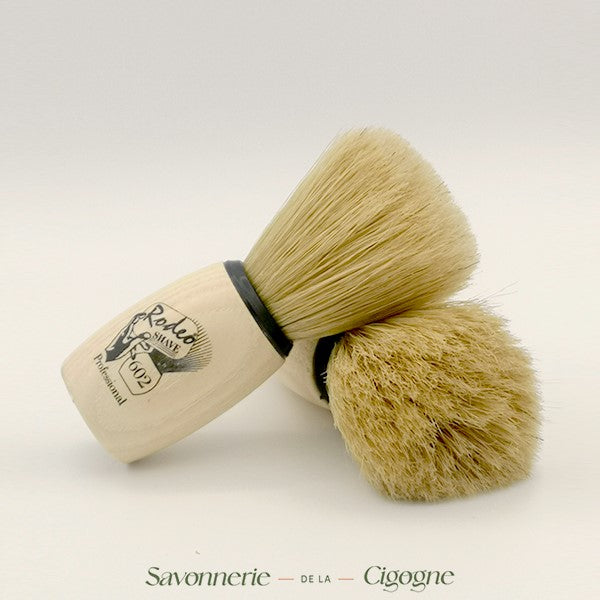 Blaireau de rasage Savonnerie de la Cigogne avec poignée en bois, poils doux pour une application de mousse optimale.