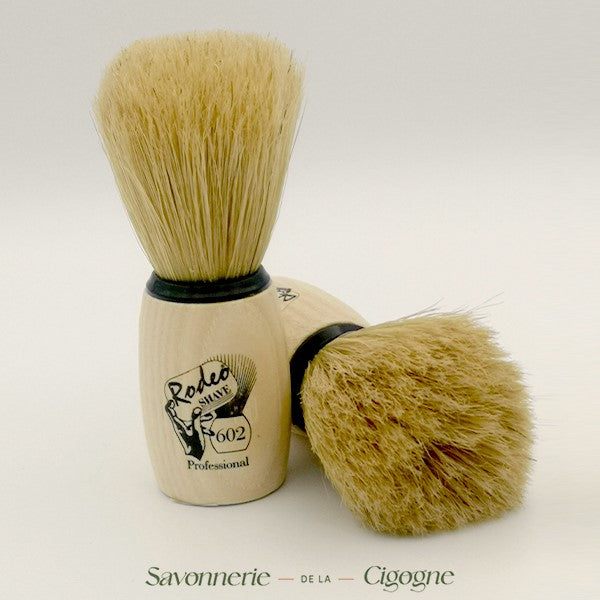 Blaireau de rasage de la Savonnerie de la Cigogne avec poils doux et manche en bois pour une application précise du savon à raser.